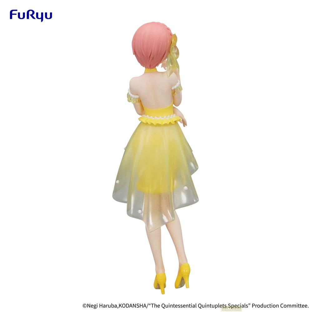 Figur in gelbem Kleid mit rosa Haaren, von hinten gesehen.