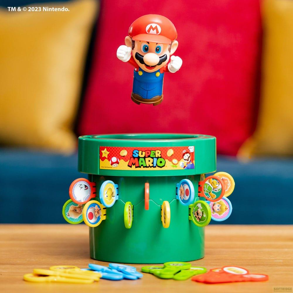 Personaggio di Mario salta sopra un tubo verde di Super Mario con dischi.