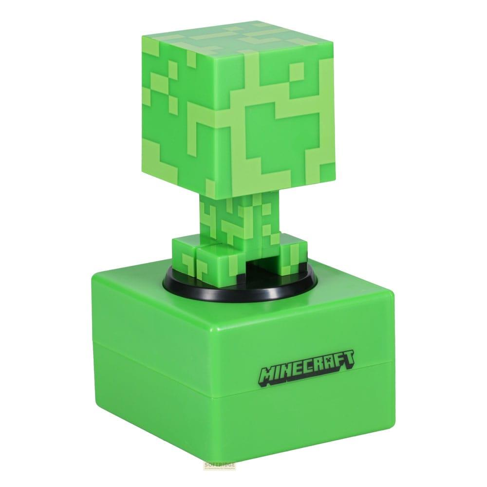 Zielona figurka Minecraft Creeper na zielonej podstawie z logo Minecraft.