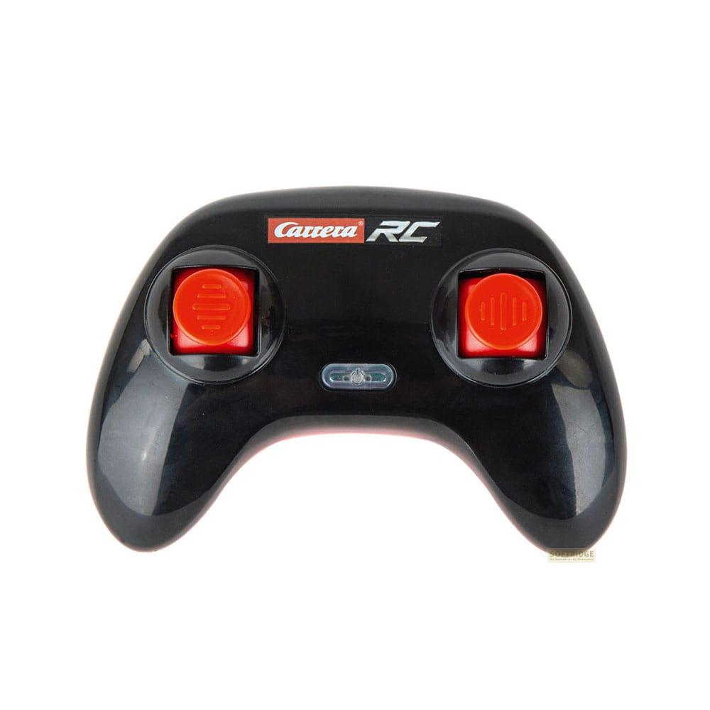 Mando a distancia negro Carrera RC con dos joysticks rojos y una pequeña luz azul.