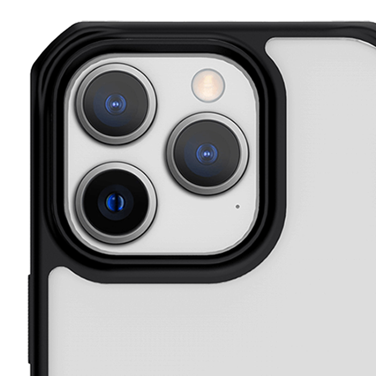 Primo piano del modulo fotocamera di uno smartphone con tre lenti e flash.