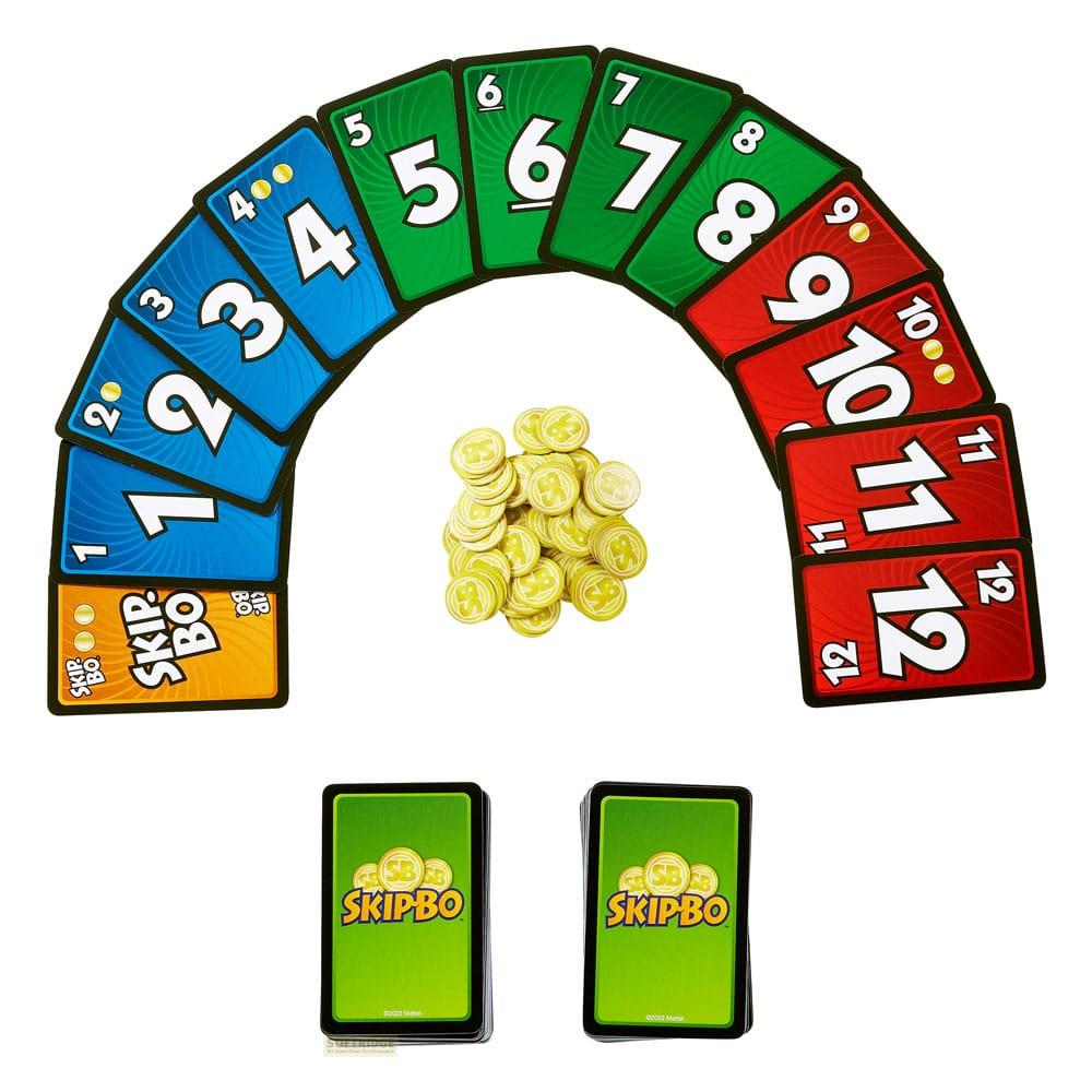Karty do gry Skip-Bo 1-12, żetony i dwie zakryte karty na białym tle.