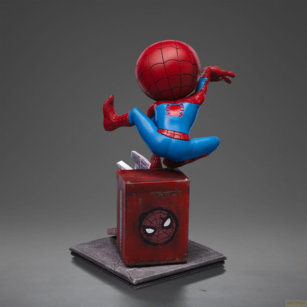 Una figura stilizzata di Spiderman siede su una scatola rossa con logo di ragno.