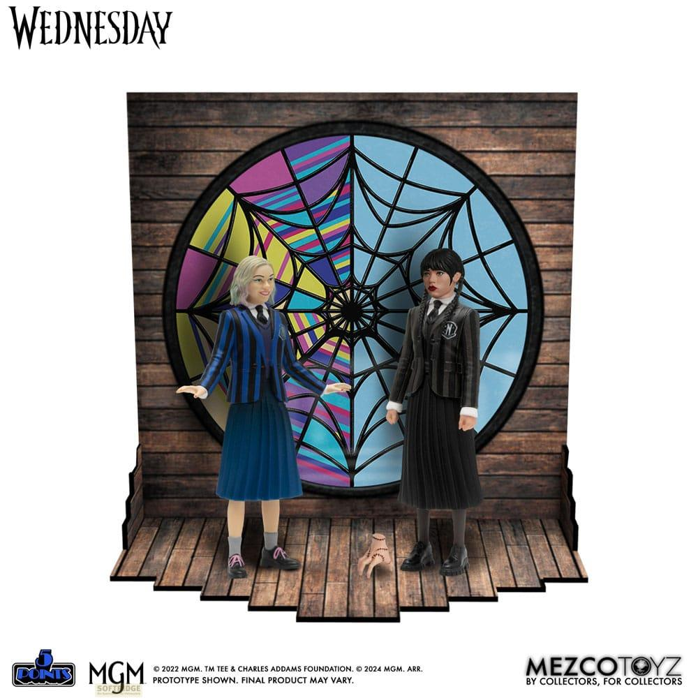 Dos figuras frente a una ventana redonda de vidrieras. Atrezo de madera y logos.