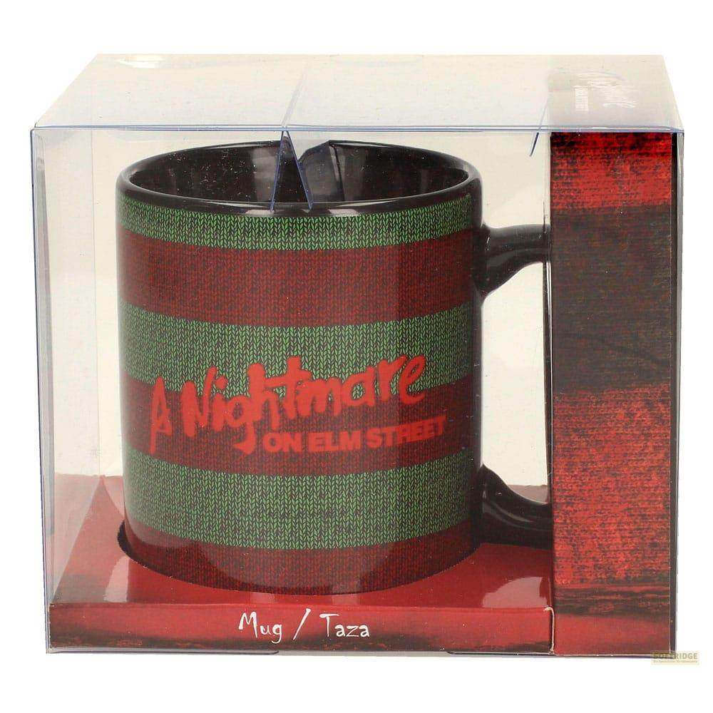 Eine Tasse mit roten und grünen Streifen und dem Titel "A Nightmare on Elm Street".