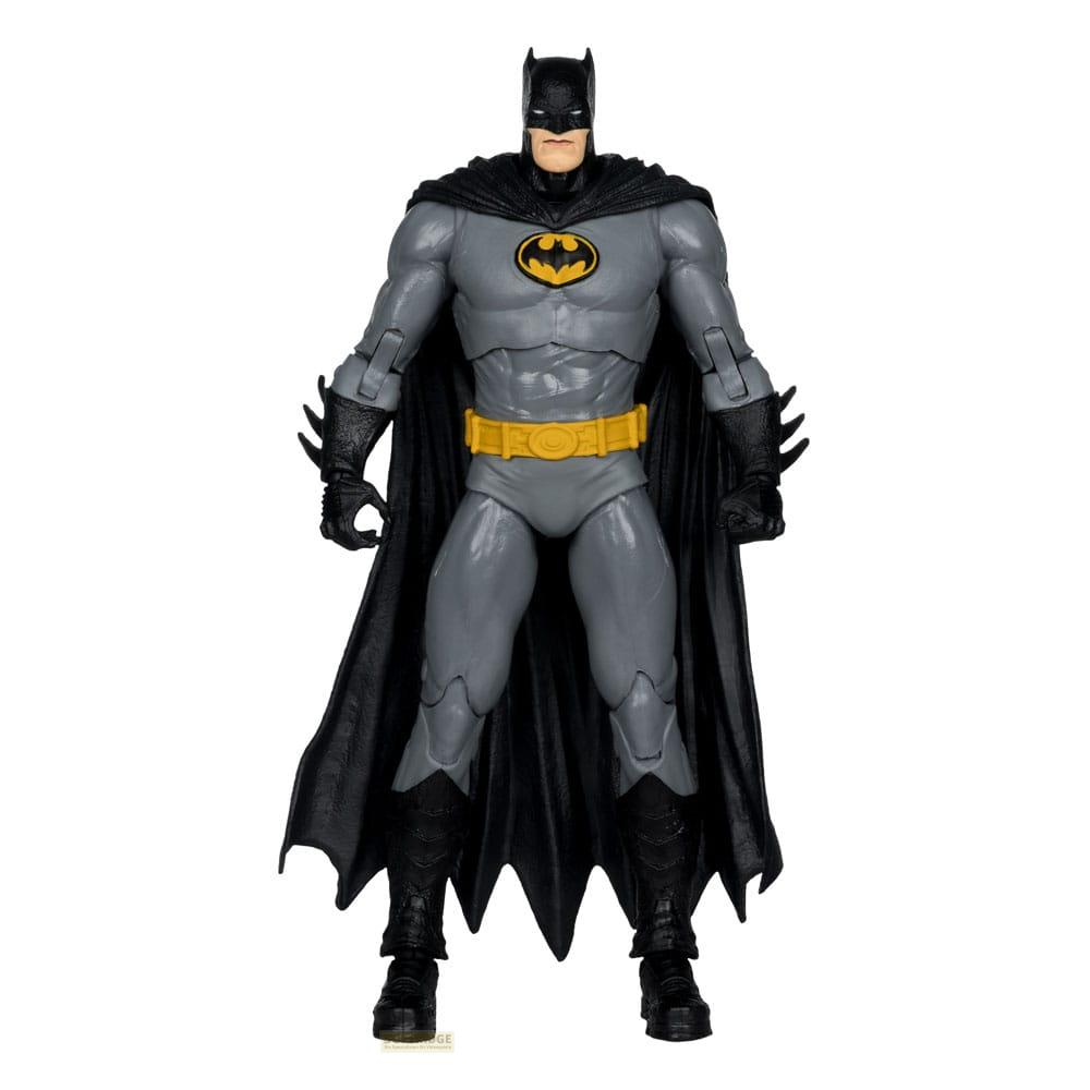 Action figure di Batman in grigio con cintura gialla e mantello nero.