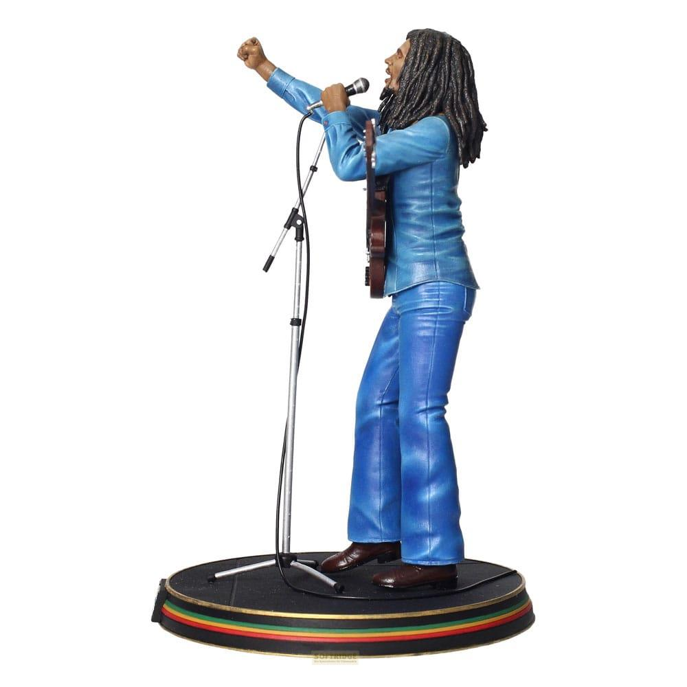 Una figura de Bob Marley cantando con micrófono y guitarra.