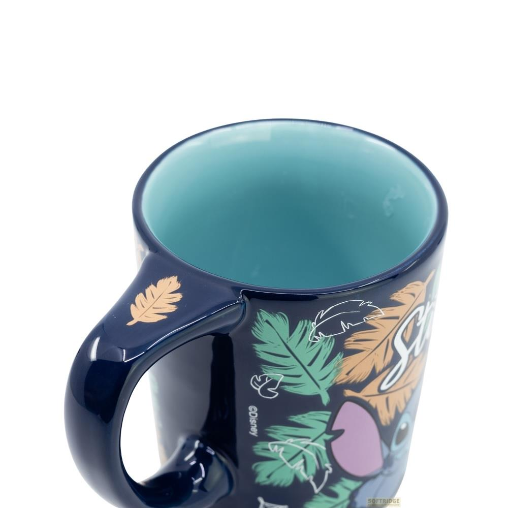 Dunkelblaue Tasse mit Stitch und Federn. Innen türkis.