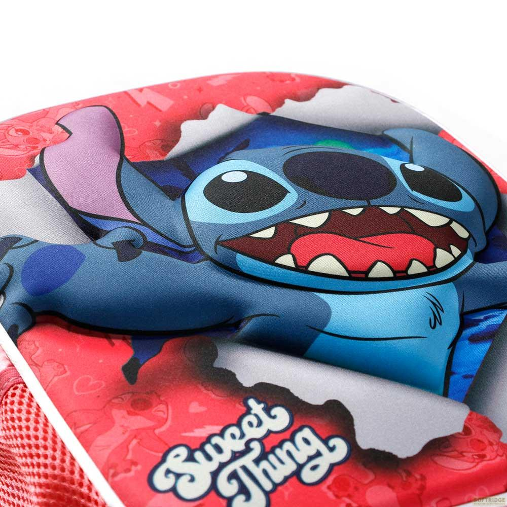 Ein blauer Cartoon-Charakter namens Stitch mit offenem Mund auf einem roten Hintergrund.