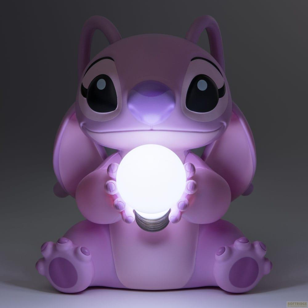 Una figura morada sostiene una esfera brillante.