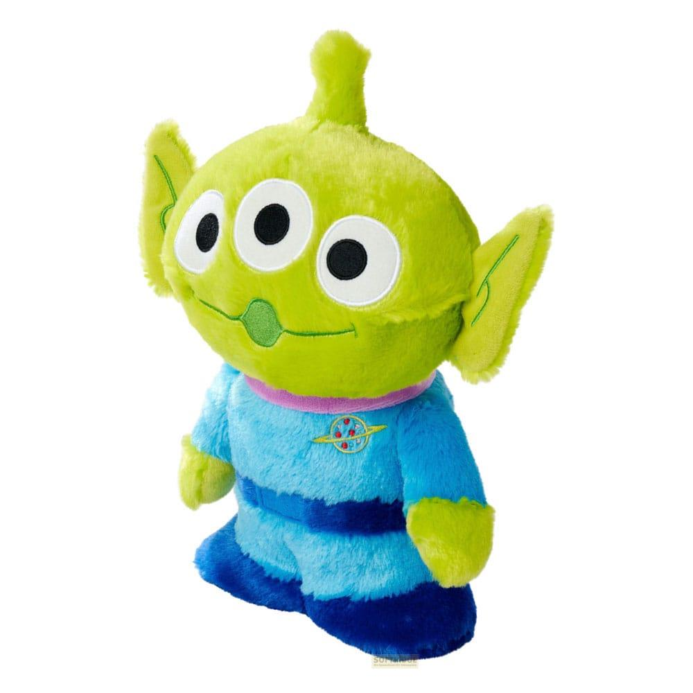 Un alien di peluche verde con tre occhi, indossa un abito blu e viola a righe.