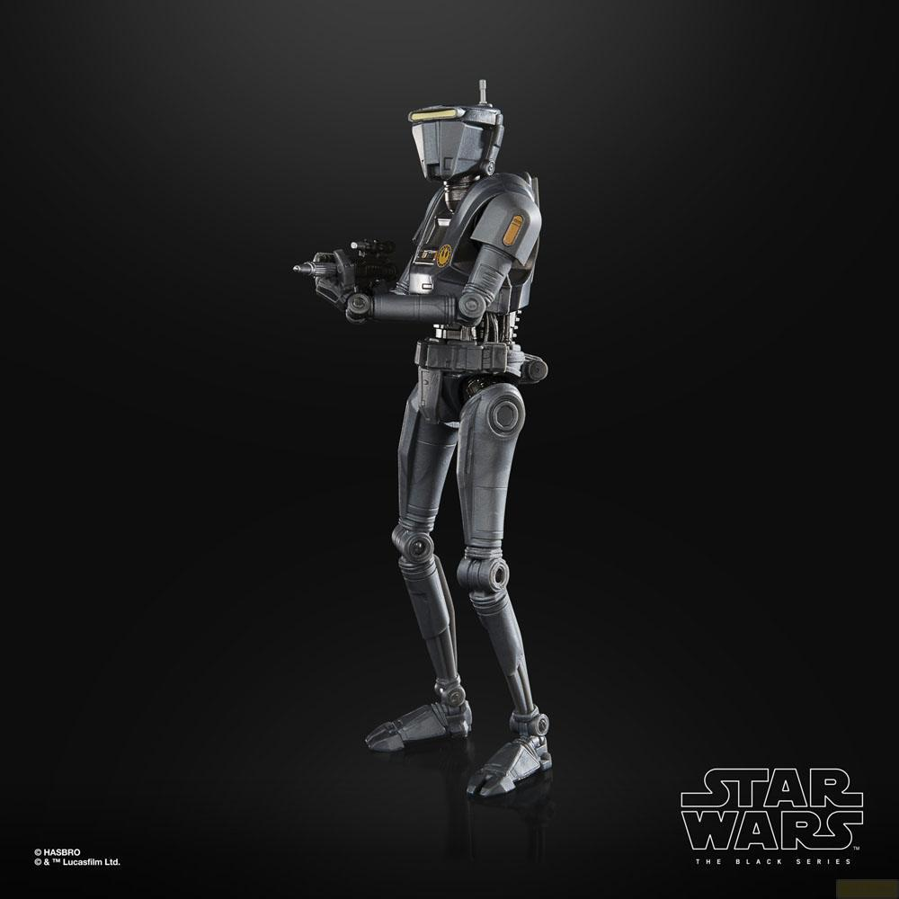 Un droide grigio con un blaster si erge su sfondo nero.