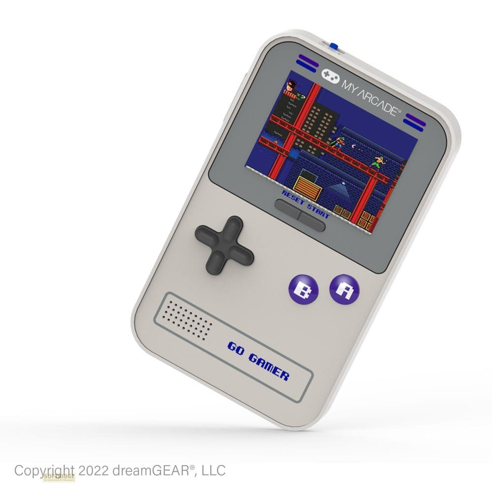 Un dispositivo de juego portátil gris con pantalla a color que muestra un juego retro.