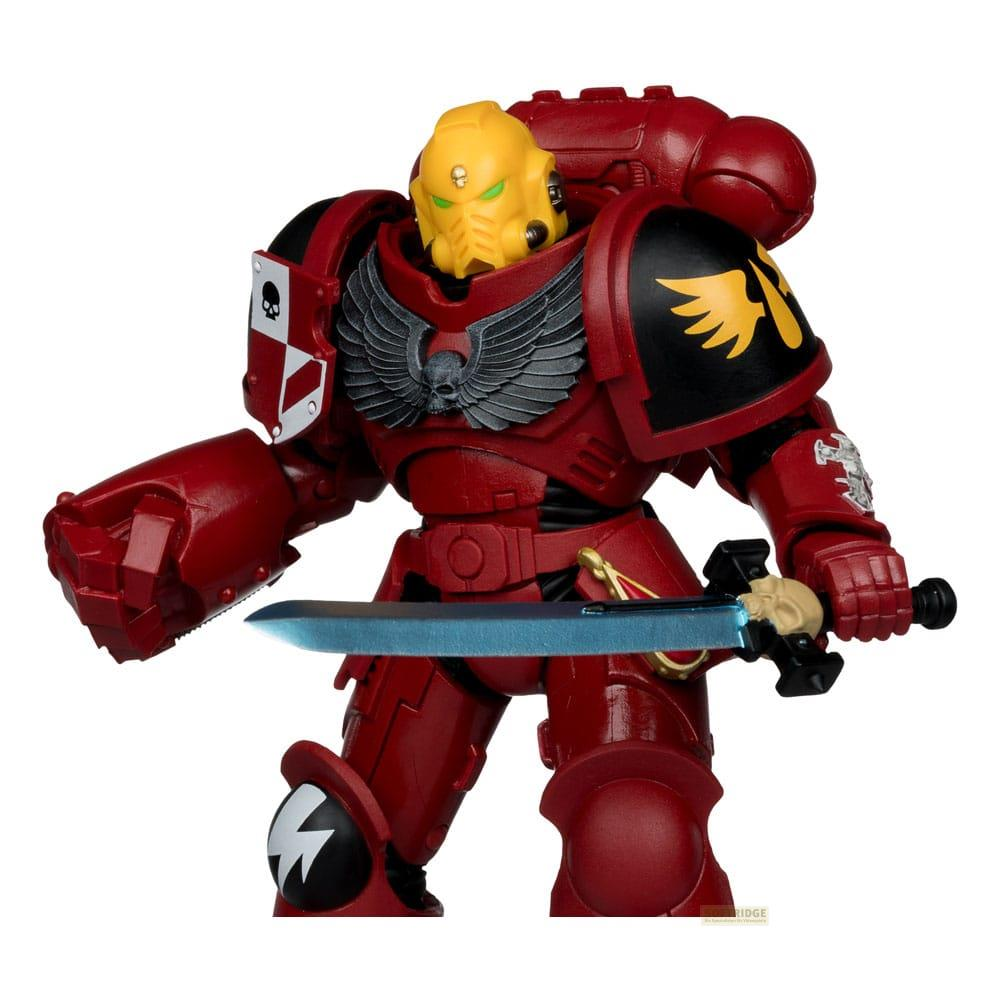 Una figura rossa di Space Marine con elmo giallo e spada blu.
