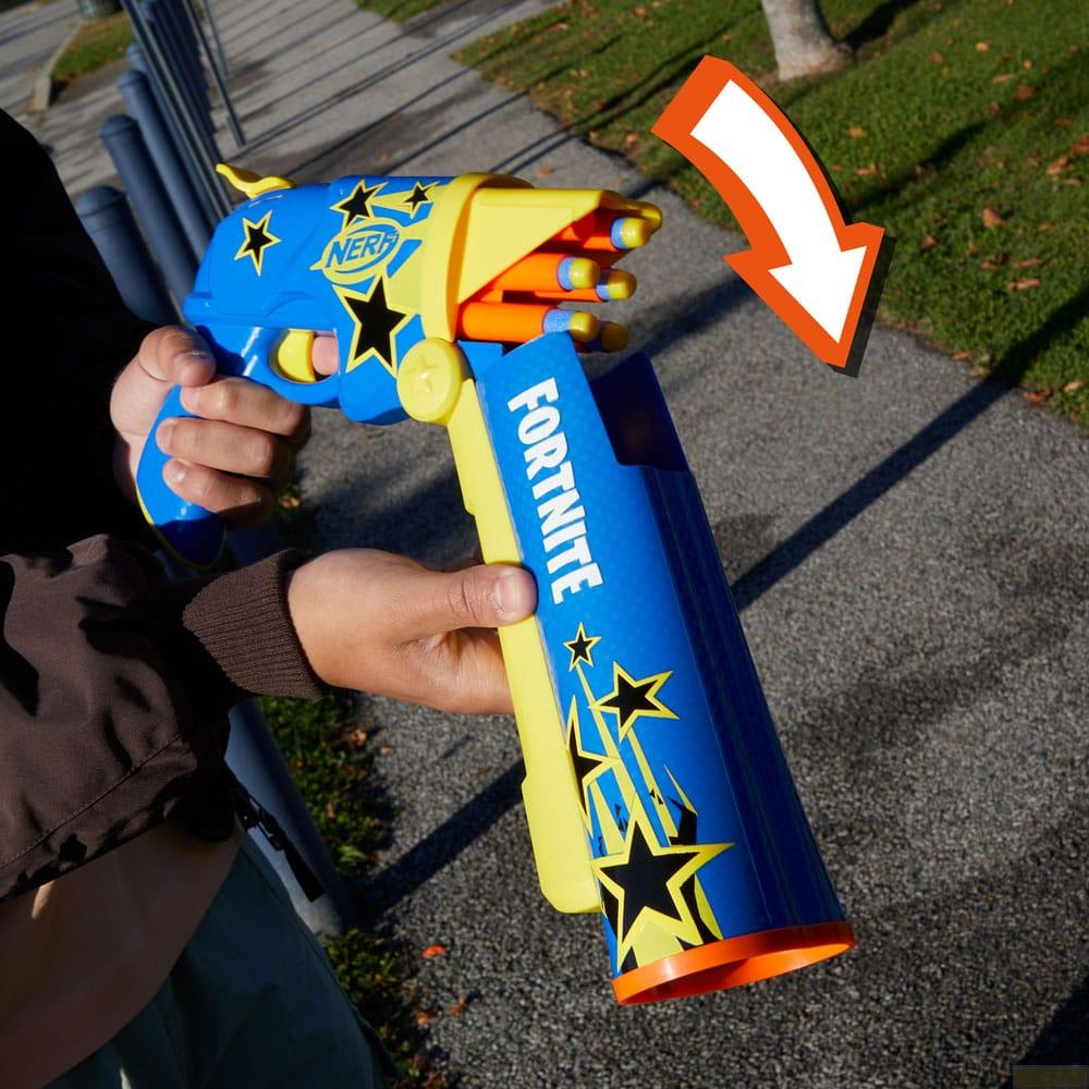 Una persona sostiene una pistola Nerf Fortnite azul y amarilla con estrellas.