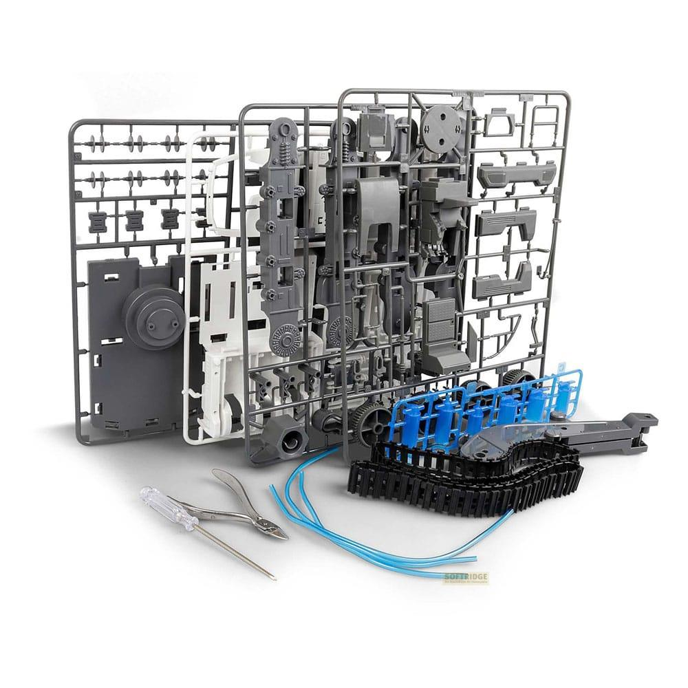 Kit di montaggio con pezzi su sprue, attrezzi e cingoli. Pezzi grigi, bianchi e blu.