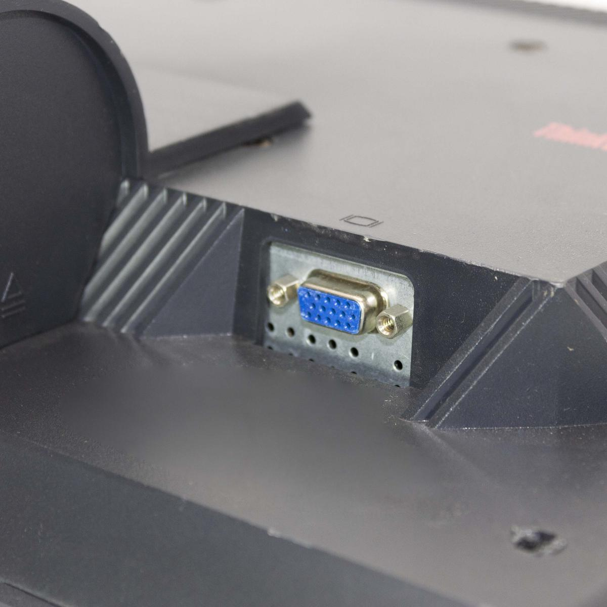 Una porta VGA blu e argento con viti su un involucro nero.