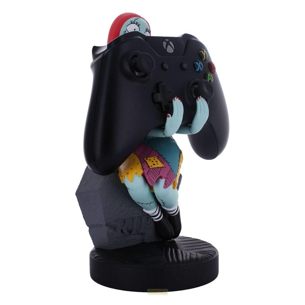 Figurka Sally trzyma czarny kontroler Xbox na podstawie nagrobka.