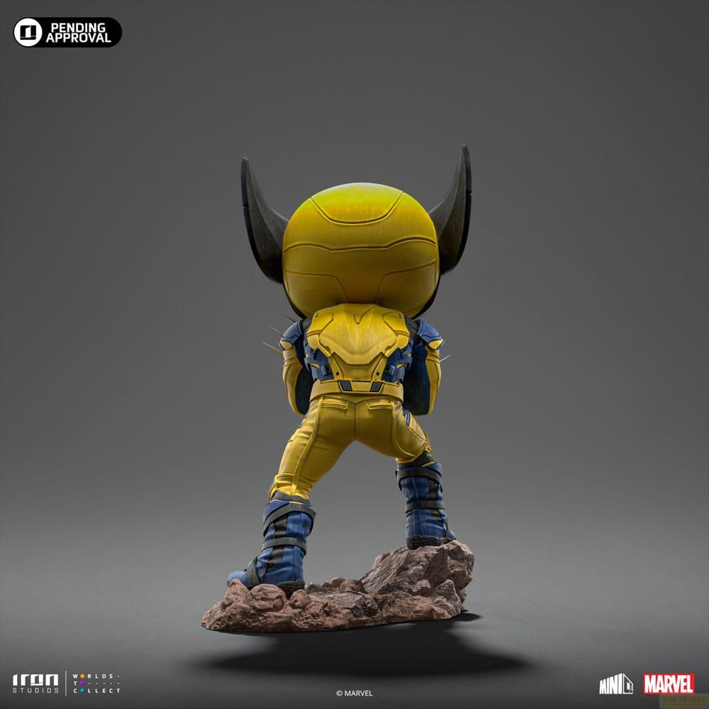 Statua di Wolverine in costume gialloblu in piedi su rocce, vista da dietro.