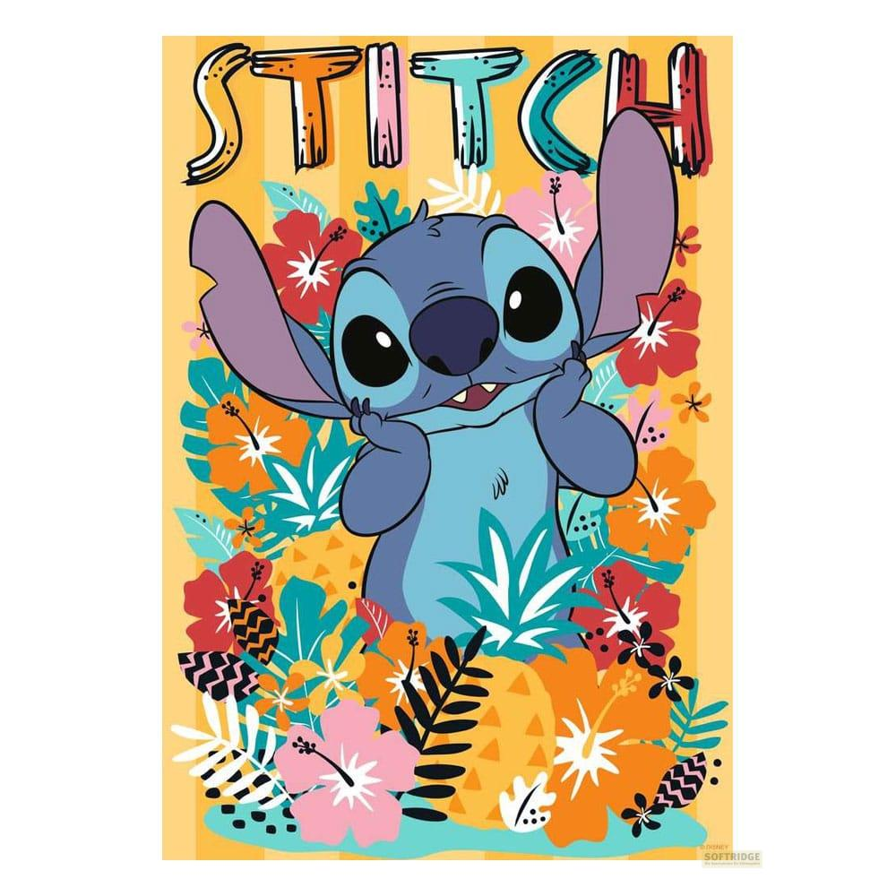 Stitch otoczony kolorowymi kwiatami i ananasami na żółtym tle.