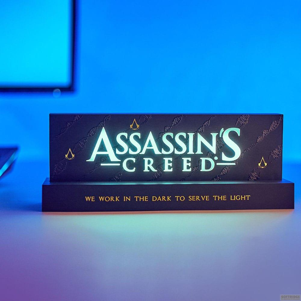 Leuchtende 'Assassin's Creed'-Lampe mit dem Motto 'We work in the dark to serve the light'.