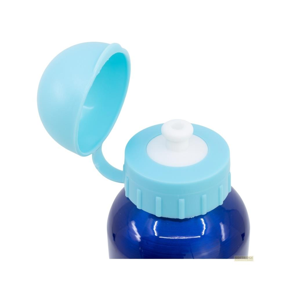 Una borraccia blu con coperchio a ribalta azzurro e beccuccio bianco.