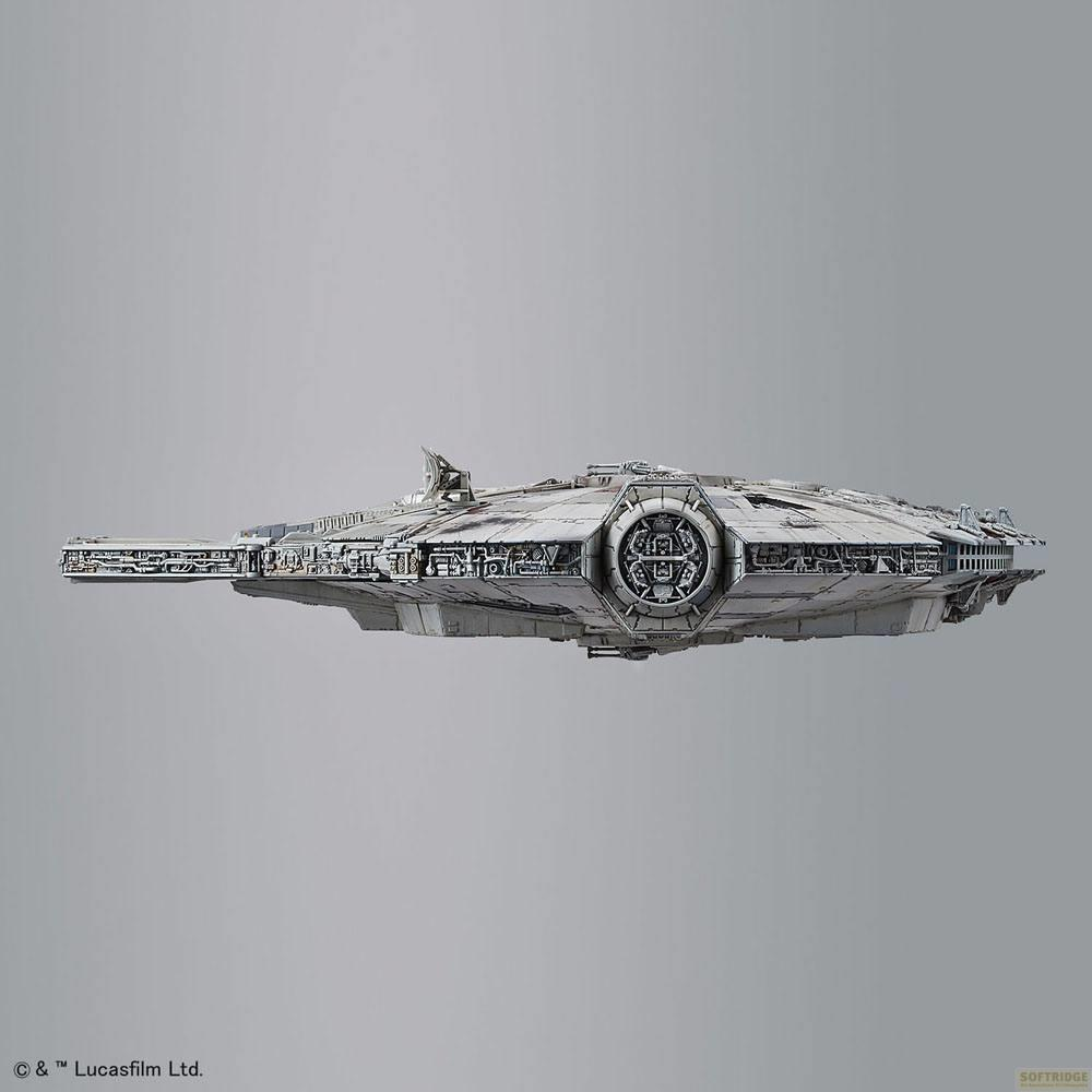 Das Raumschiff Millennium Falke fliegt vor grauem Hintergrund.