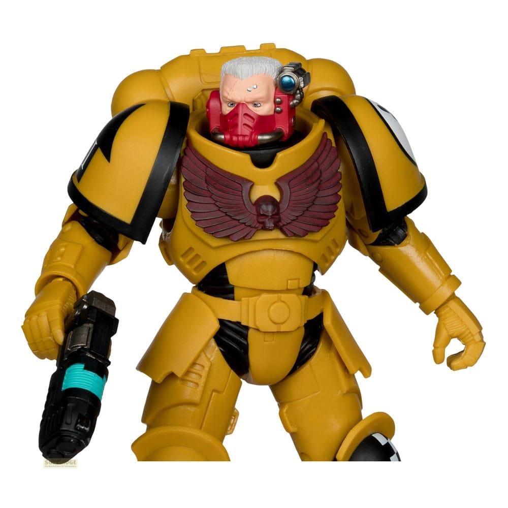 Una figura di space marine gialla con maschera rossa che tiene un'arma.