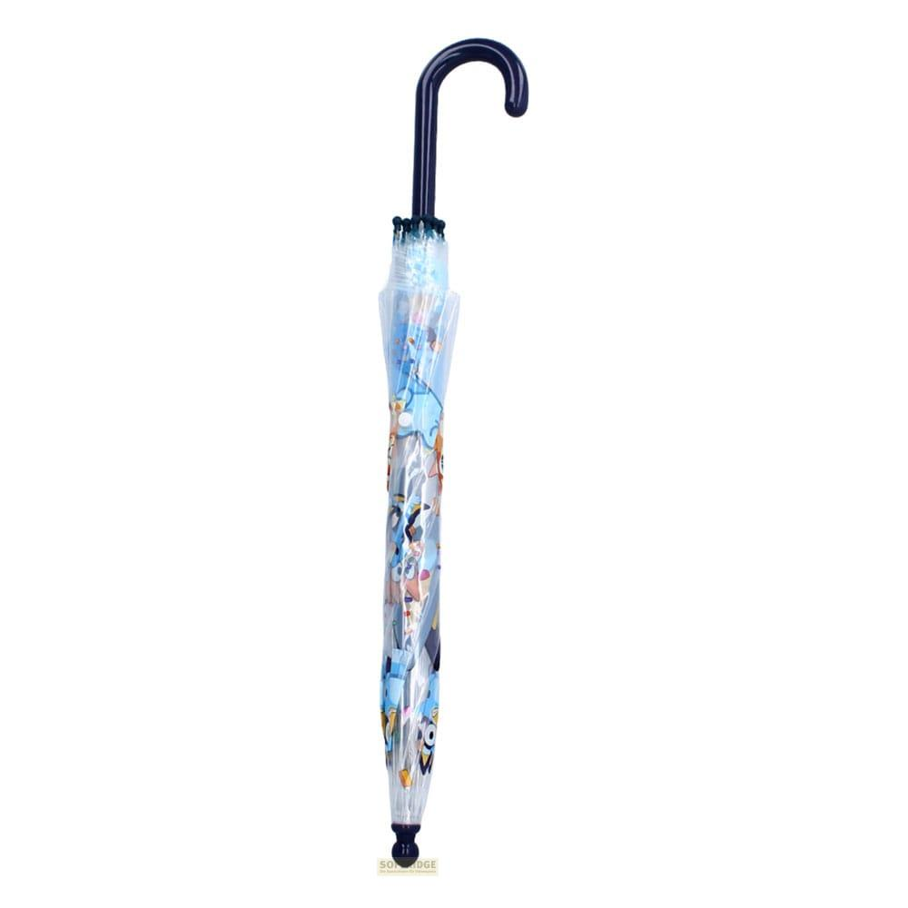 Een gesloten doorzichtige paraplu met stripfiguren en een blauw gebogen handvat.