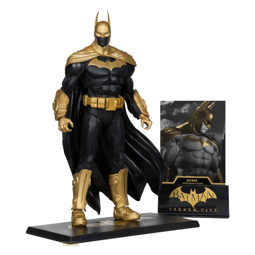 Statua di Batman in nero e oro, con immagine di sfondo.
