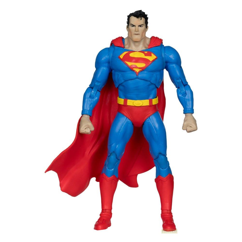 Action figure di Superman in tuta blu, mantello rosso e simbolo "S".