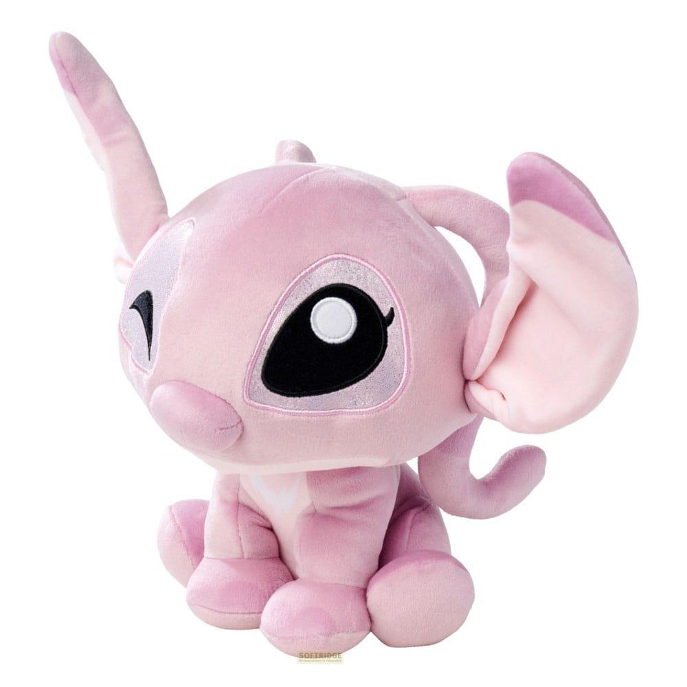 Un peluche rosa di Stitch seduto con braccia e gambe su sfondo bianco.
