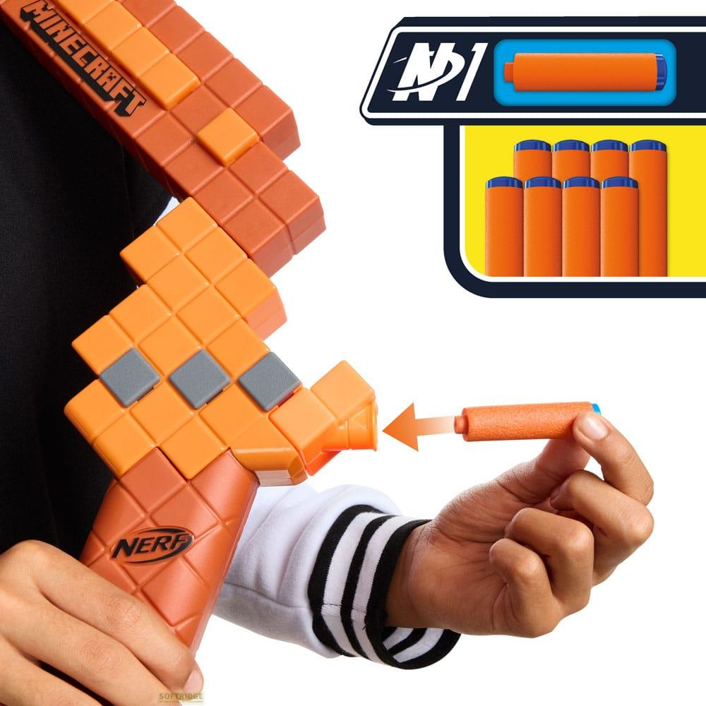Una mano carga un dardo Nerf naranja en una pistola de juguete inspirada en Minecraft.