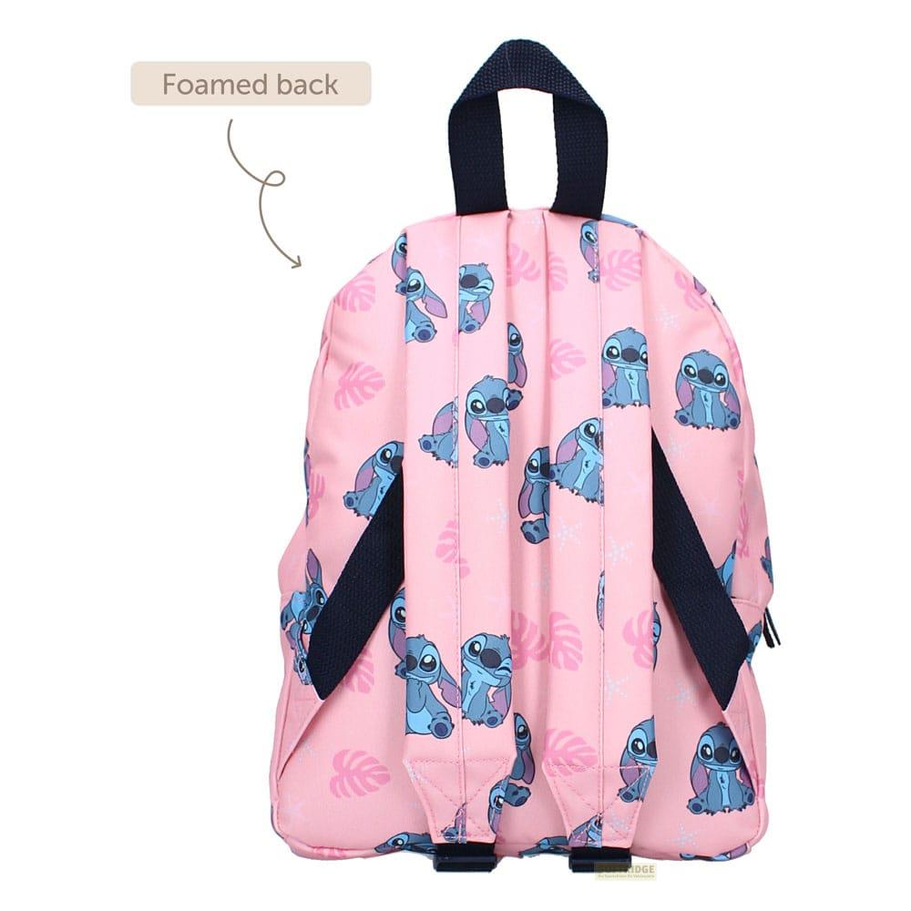 Ein rosa Rucksack mit Stitch-Aufdruck und dunkelblauen Trägern.