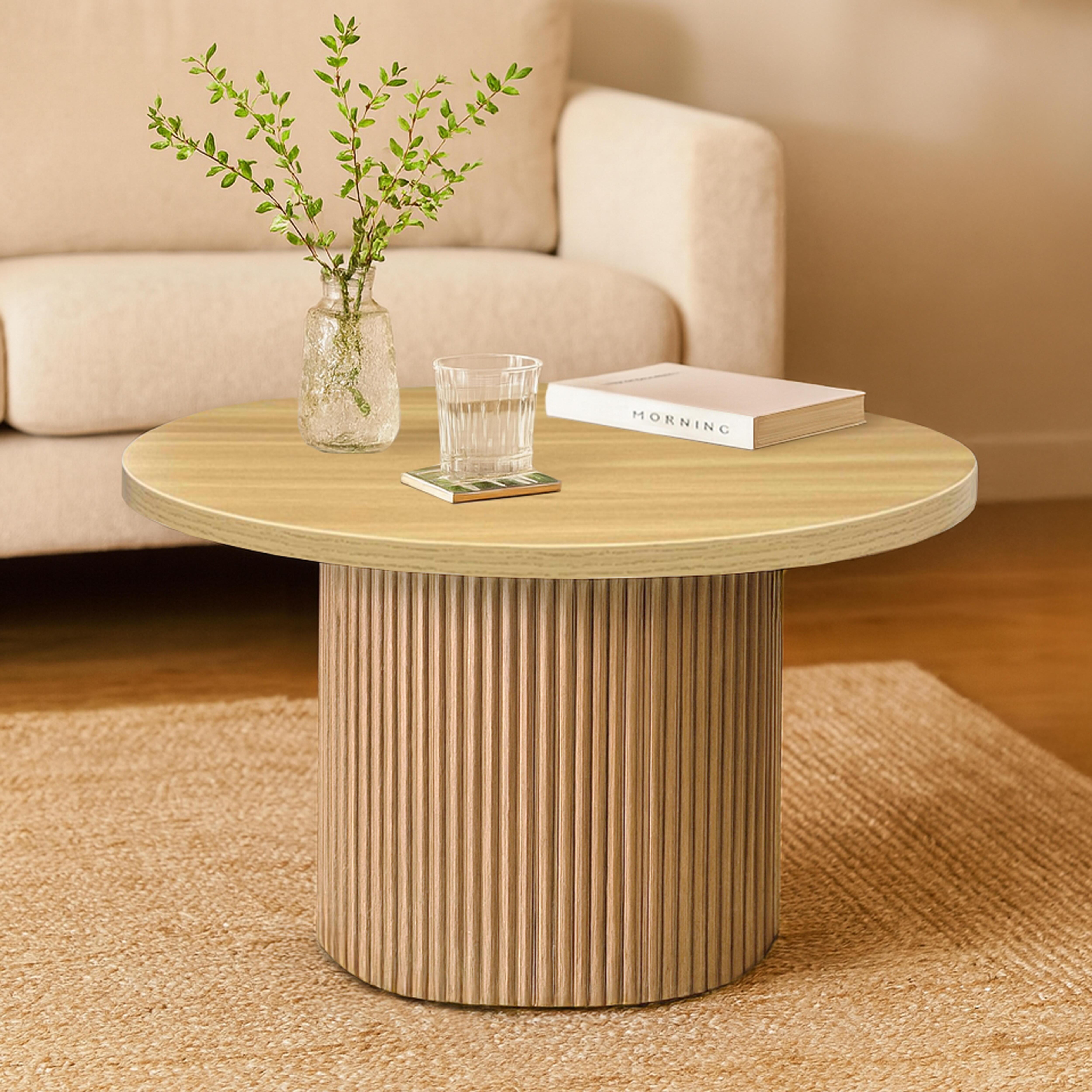 Runder Holztisch mit geripptem Sockel, Vase mit Grün, Glas und Buch.