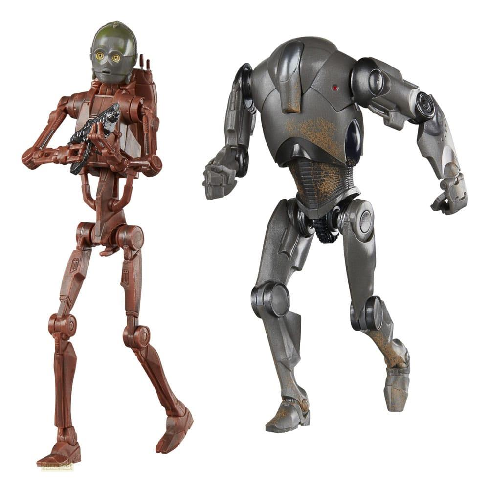 Zwei Roboterfiguren, eine braune und eine graue, auf weißem Hintergrund.