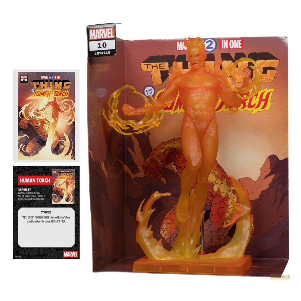 Action figure di Human Torch con effetti fiammeggianti su piedistallo davanti a copertina di fumetto.