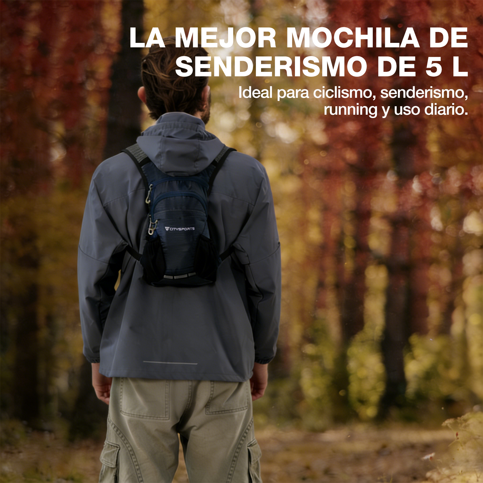 Hombre con mochila pequeña en bosque otoñal con hojas