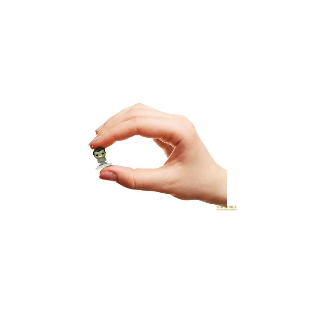 Una mano tiene una piccola figura verde di Hulk su sfondo bianco.