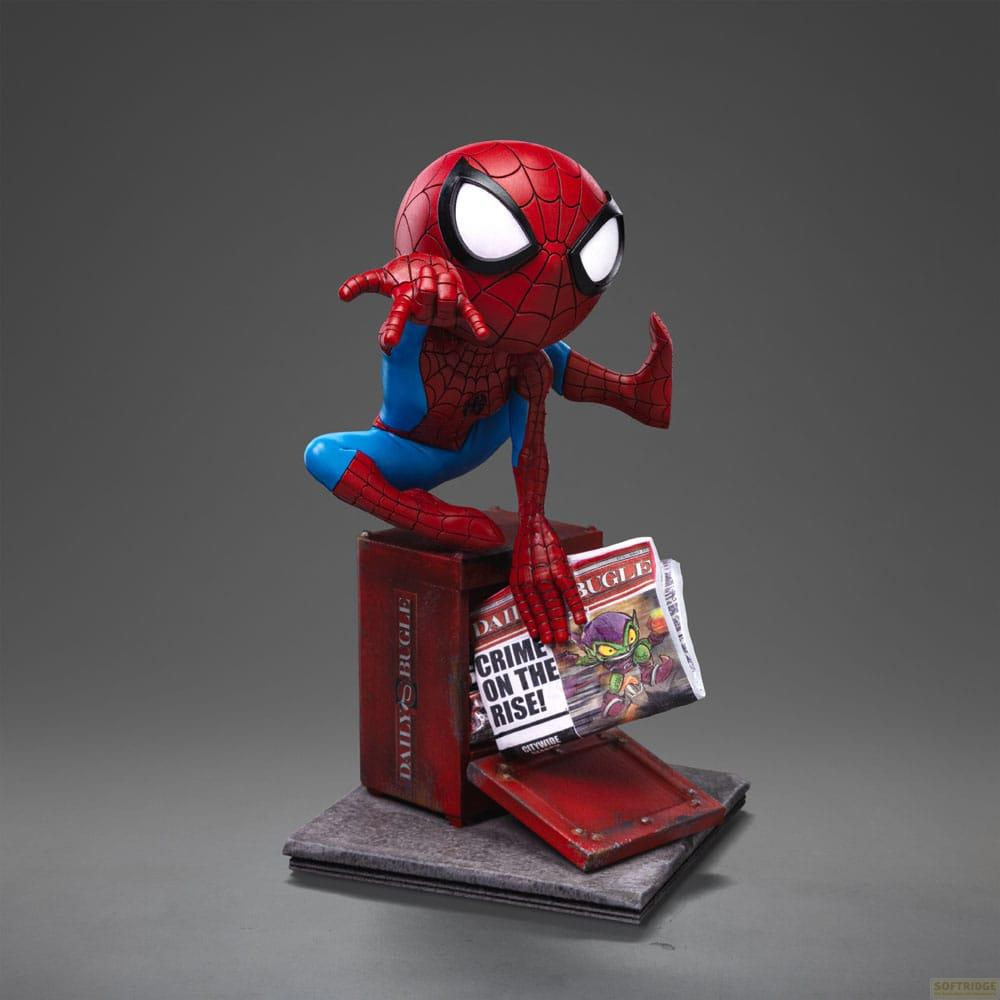 Spider-Man è seduto su una cassetta del giornale Daily Bugle, con in mano un giornale intitolato "Crime On The Rise!".