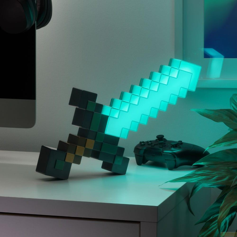 Una lámpara de espada brillante y pixelada de Minecraft está sobre un escritorio junto a un controlador.
