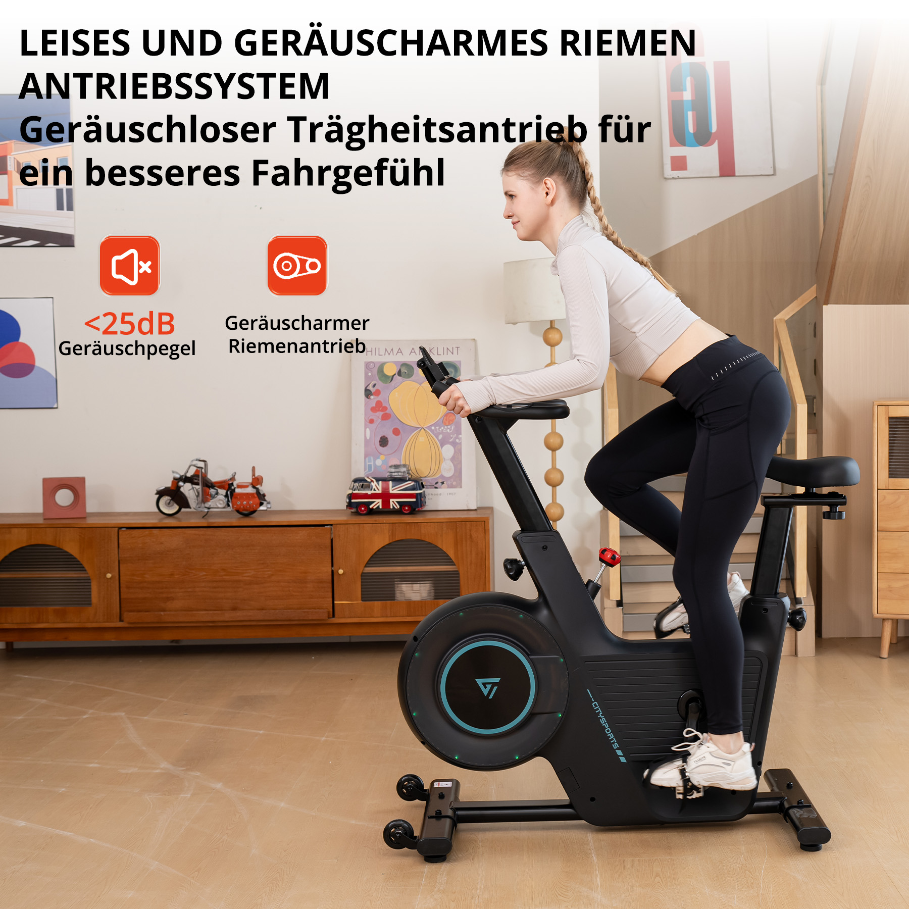 Eine Frau fährt ein schwarzes Indoor-Fahrrad in einem Wohnzimmer mit Holzmöbeln.