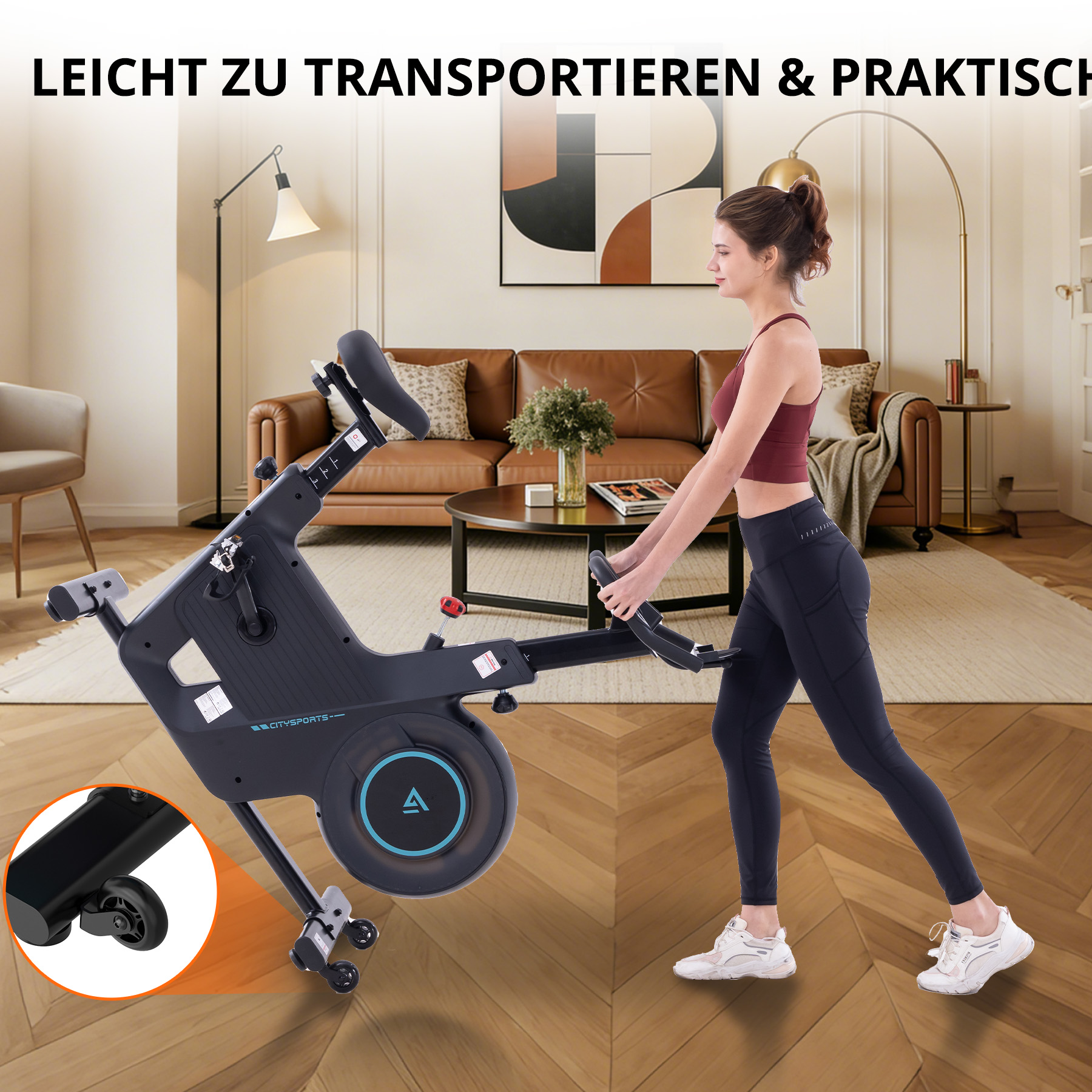 Frau trainiert auf einem Heimtrainer in einem Wohnzimmer mit Ledersofa.