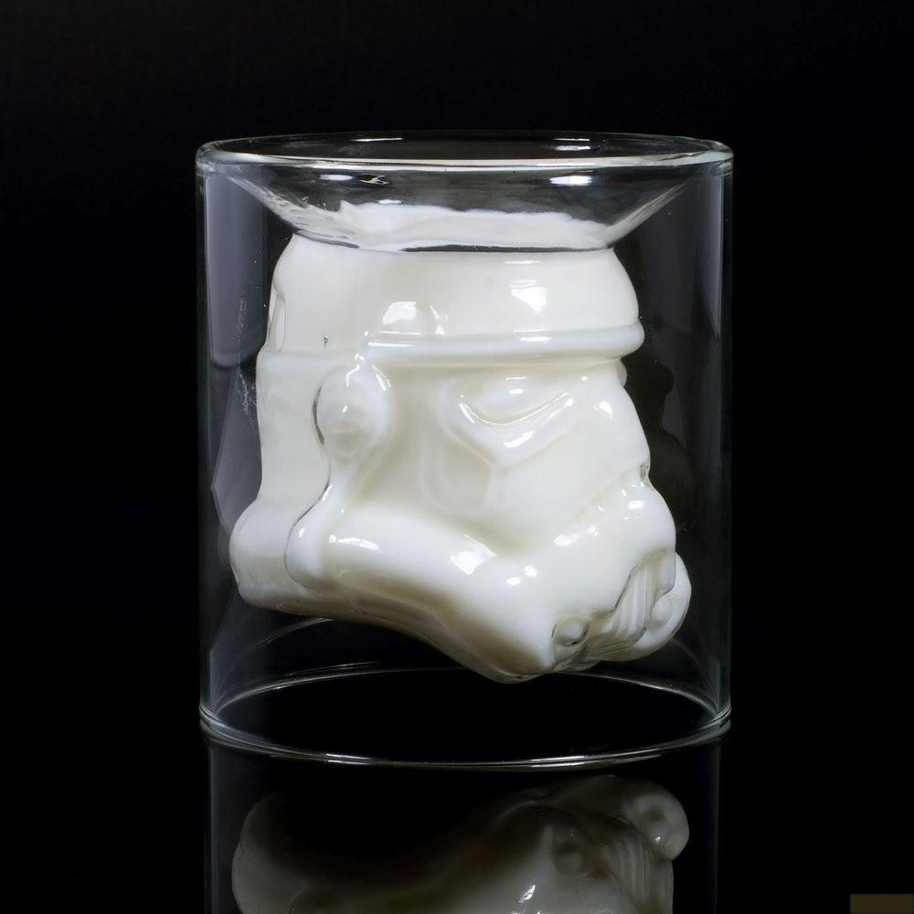 Ein weißer Sturmtrupplerhelm aus Glas in einem klaren Glasbehälter.