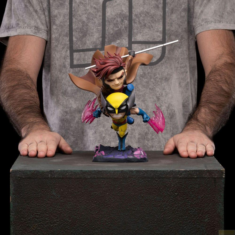 Una statuetta di Wolverine e Gambit su una base viola.