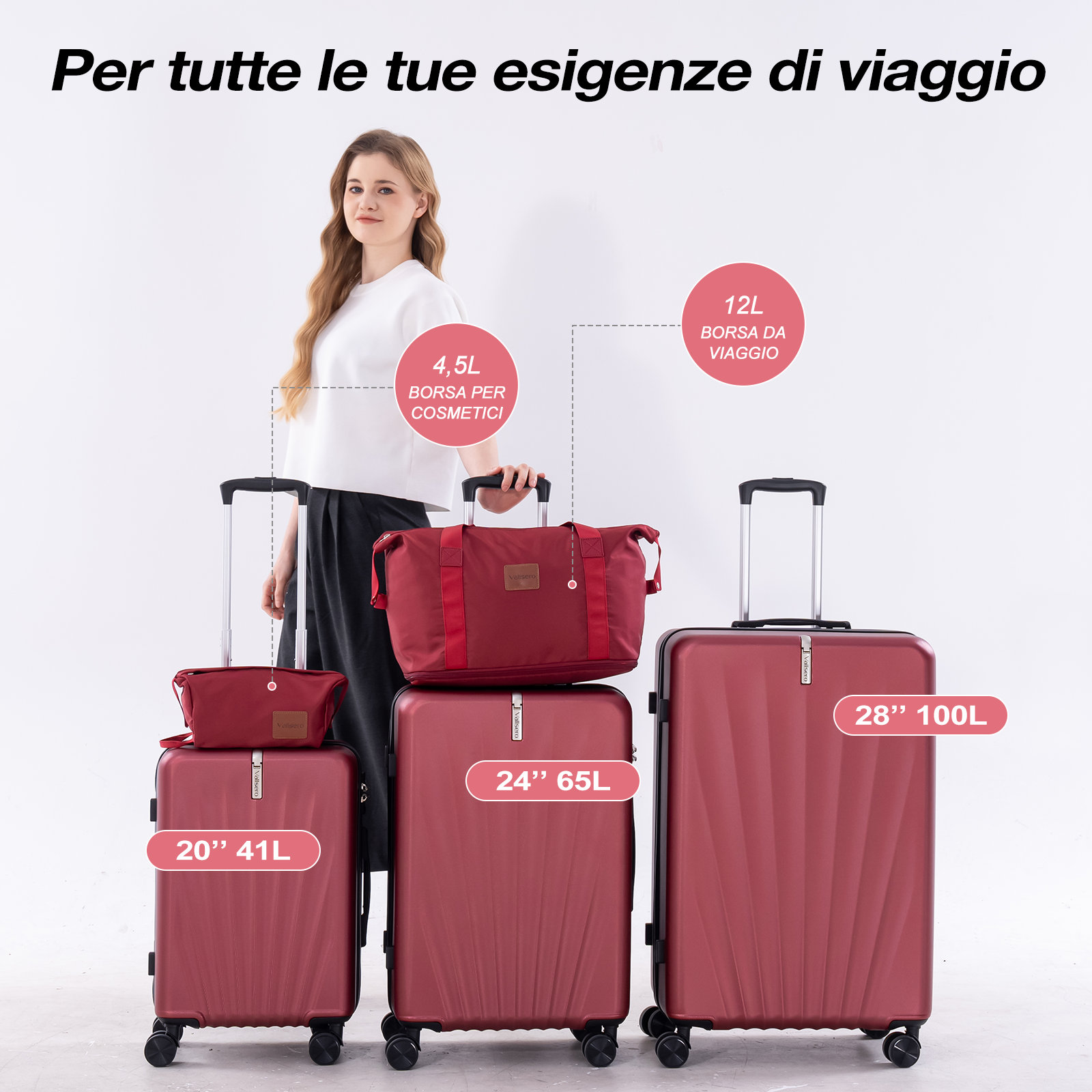 Una donna è in piedi accanto a valigie e borse da viaggio rosse di varie dimensioni.