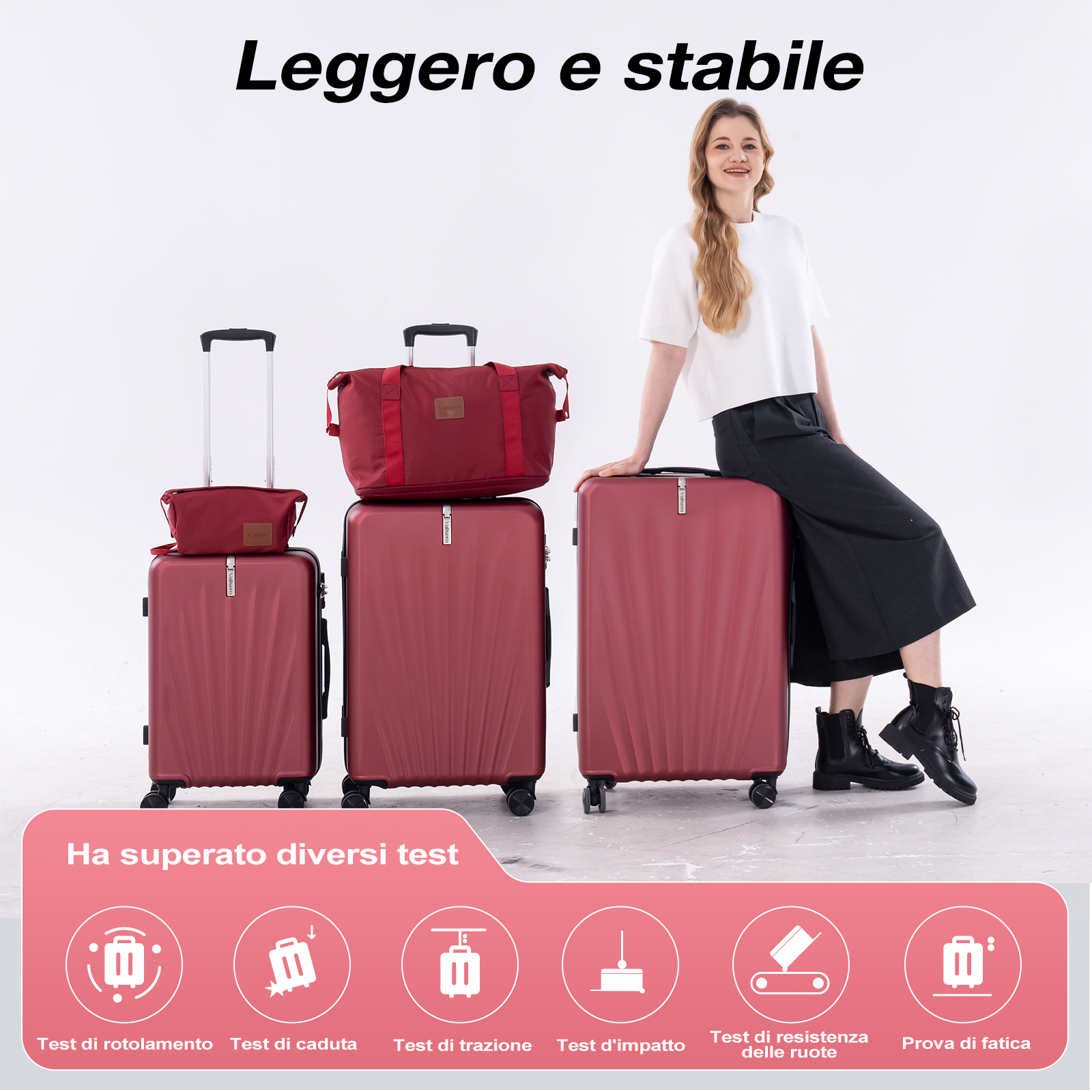 Una donna siede su una valigia rossa. Sono esposte diverse valigie rosse e una borsa.
