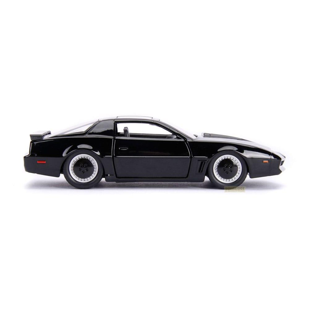 Modellino d'auto nero con cerchi argentati, visto di lato.