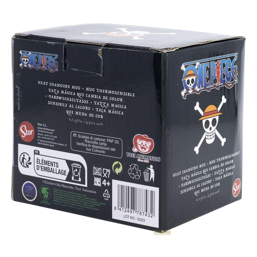Caja negra con logo de One Piece y calavera. Texto en varios idiomas.