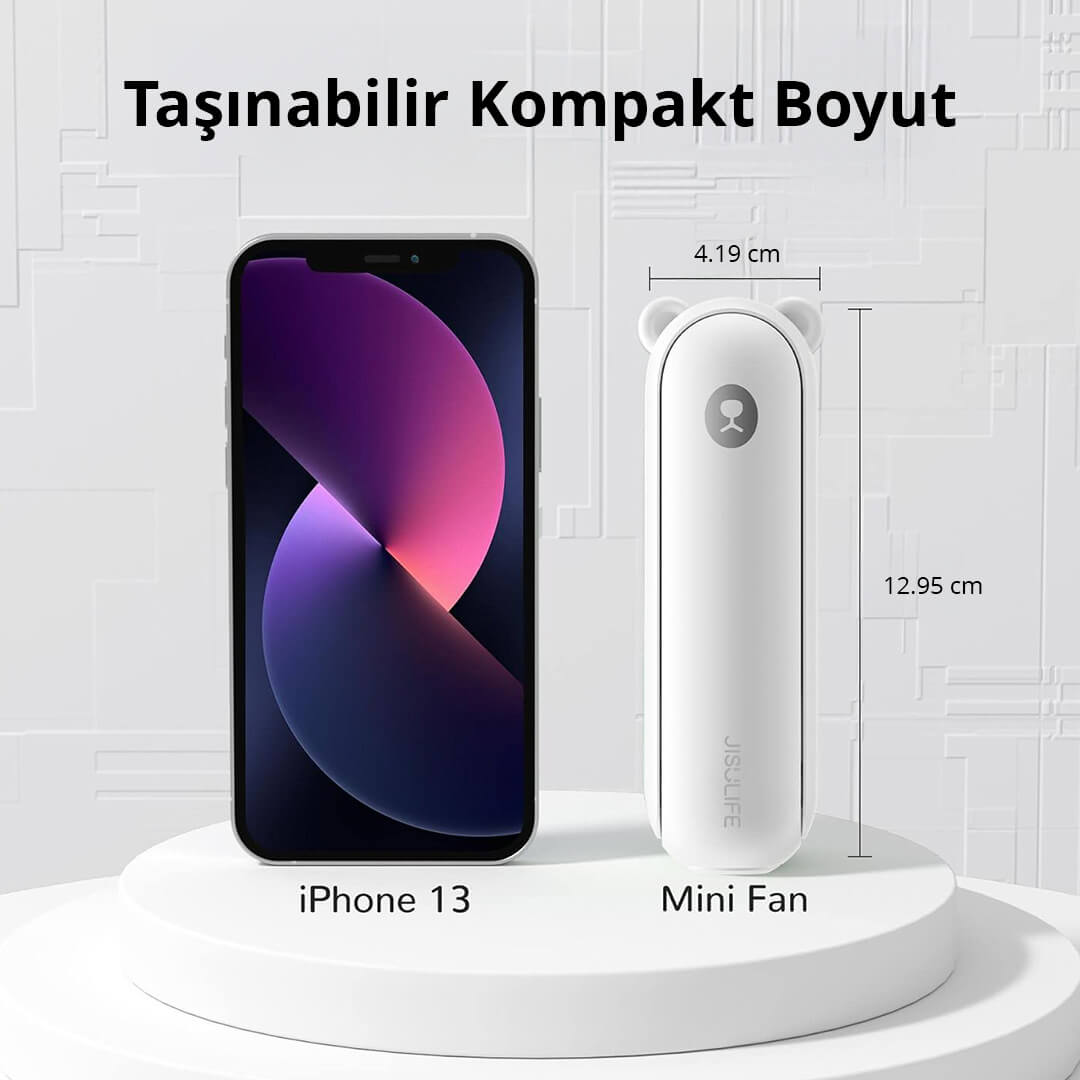 Yanyana duran iPhone 13 ve ayıcık kulaklı beyaz mini fan gösteriliyor.